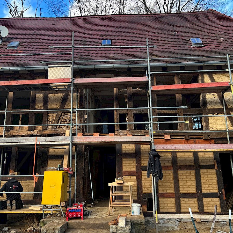 Haupthaus mit Gerüst und sichtbarem Fachwerk