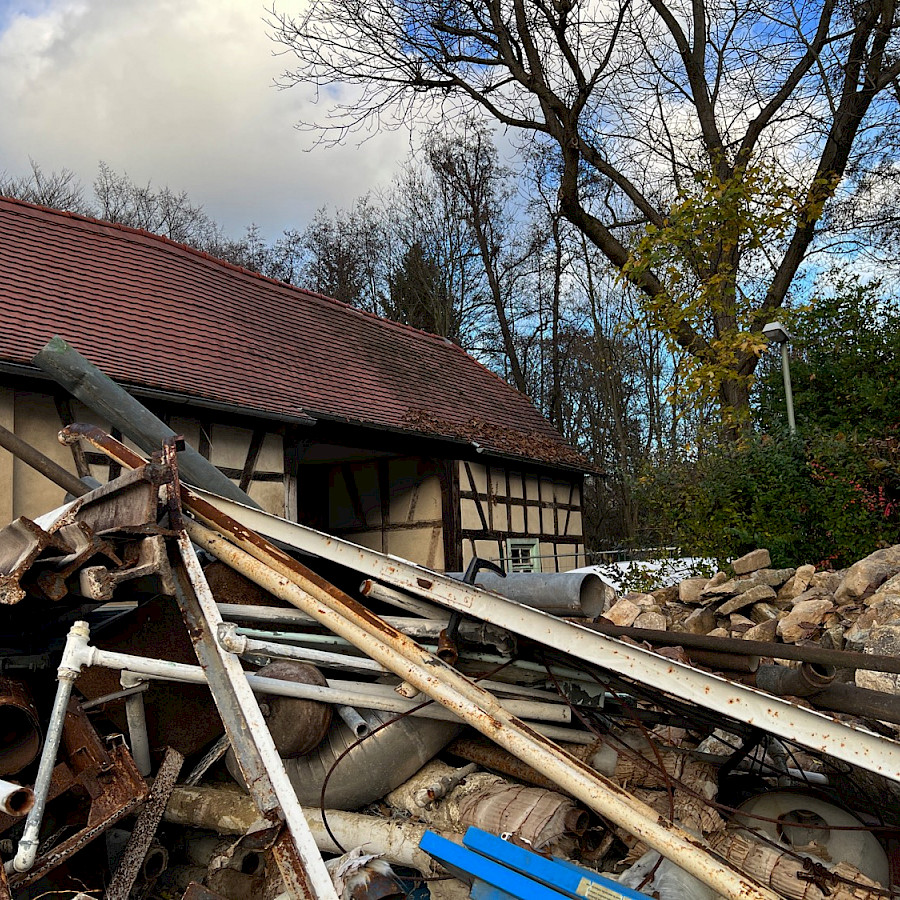 Ansicht Scheunenhaus und Tor mit Bauschutt davor