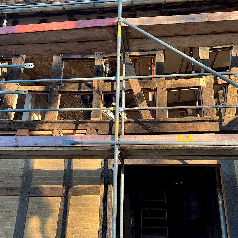 Ausschnitt Haupthaus mit Baugerüst und Einblick in die Gefache