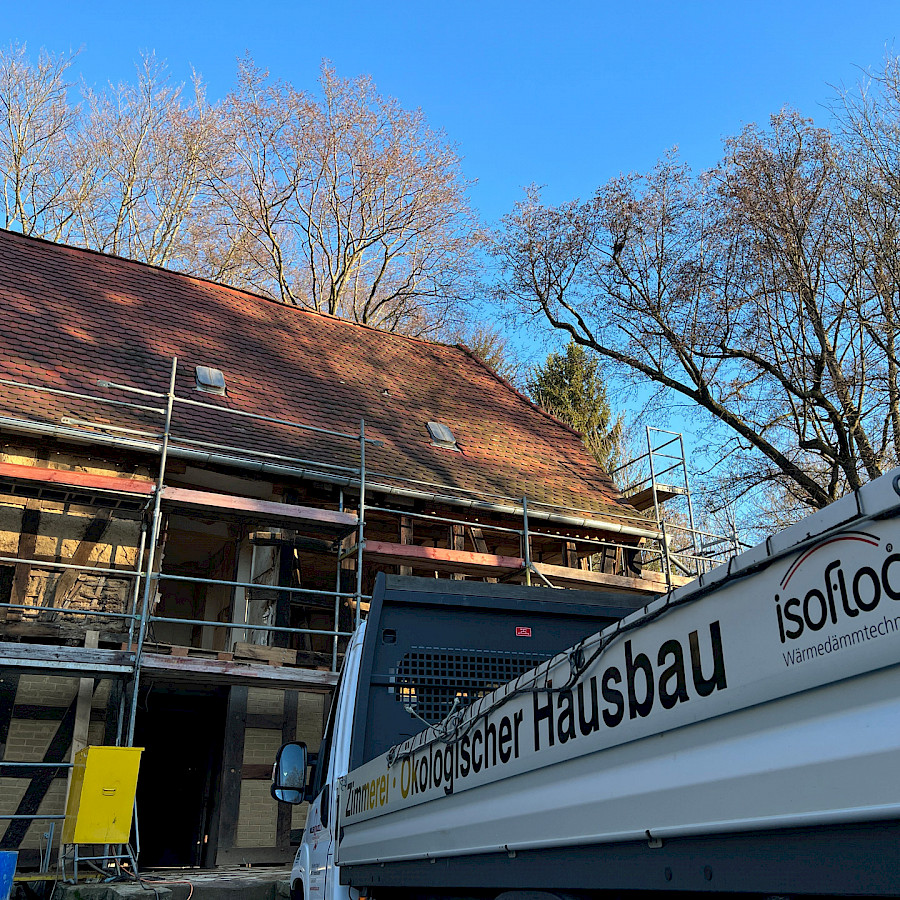 Haupthaus mit Baugerüst und Lieferwagen