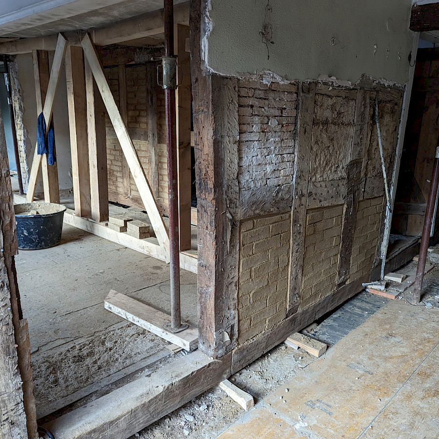 Innenansicht Haupthaus mit Detail der neu ausgemauerten Gefache