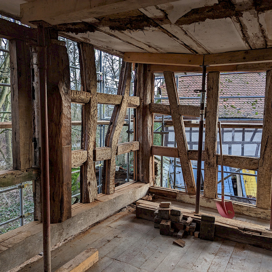 Innenansicht Haupthaus mit noch nicht wieder ausgemauerter Fachwerkkonstruktion