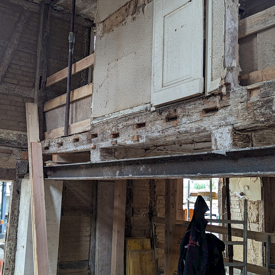 Innenansicht eines zukünftigen Gastraumes im Haupthaus ohne Zwischendecke