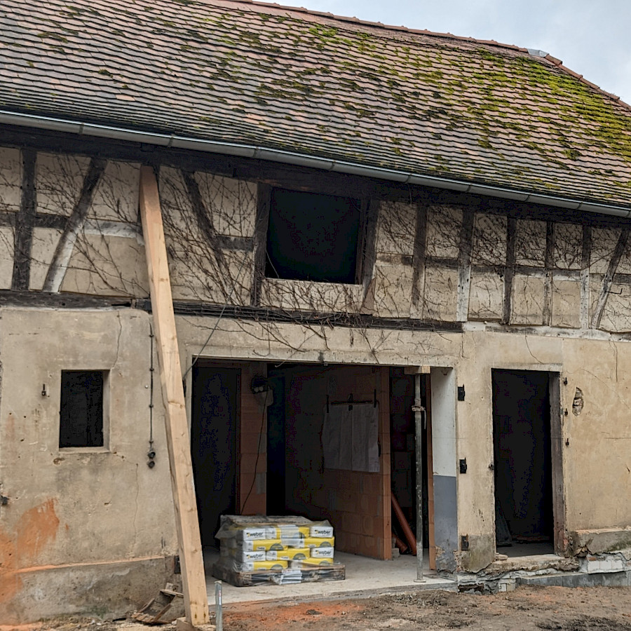Ansicht Scheunenhaus mit Blick in Raum mit neu gemauerten Wänden