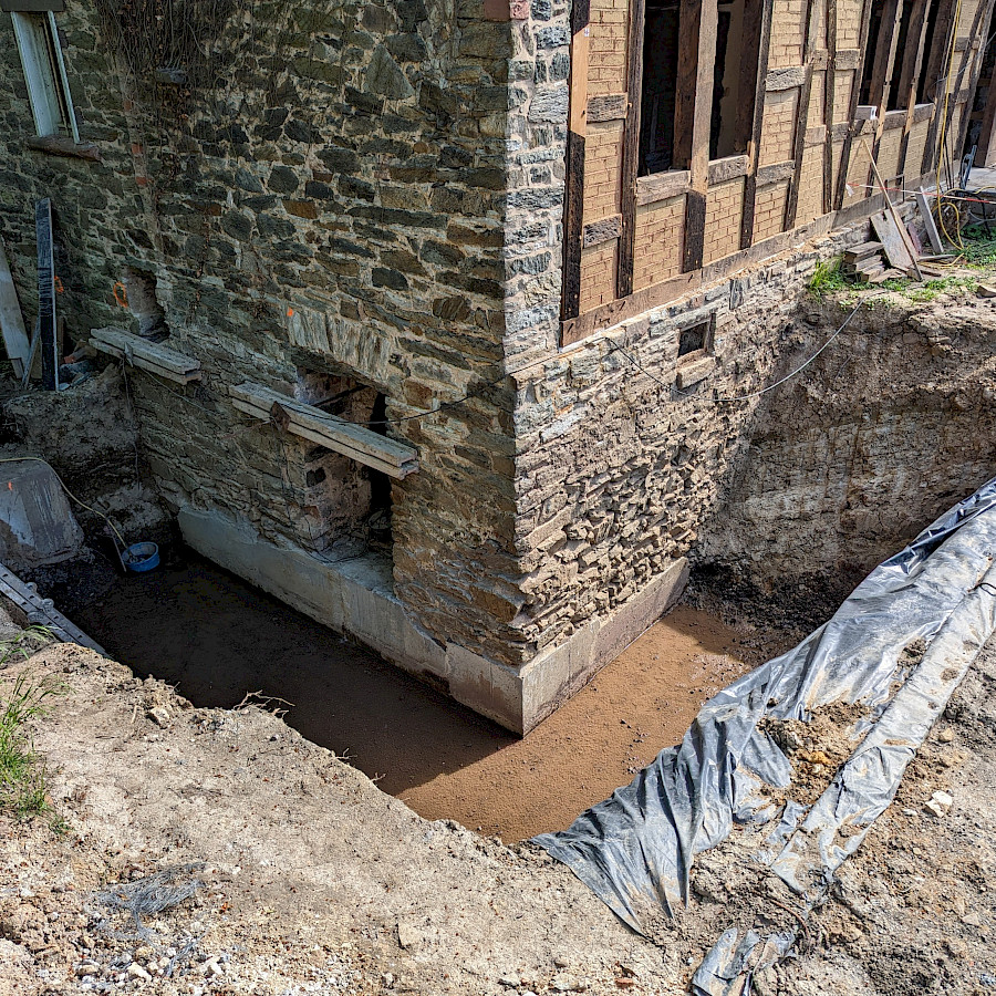 Blick auf die Baugrube des an das Hauptgebäude anschließenden Zwischenbaus