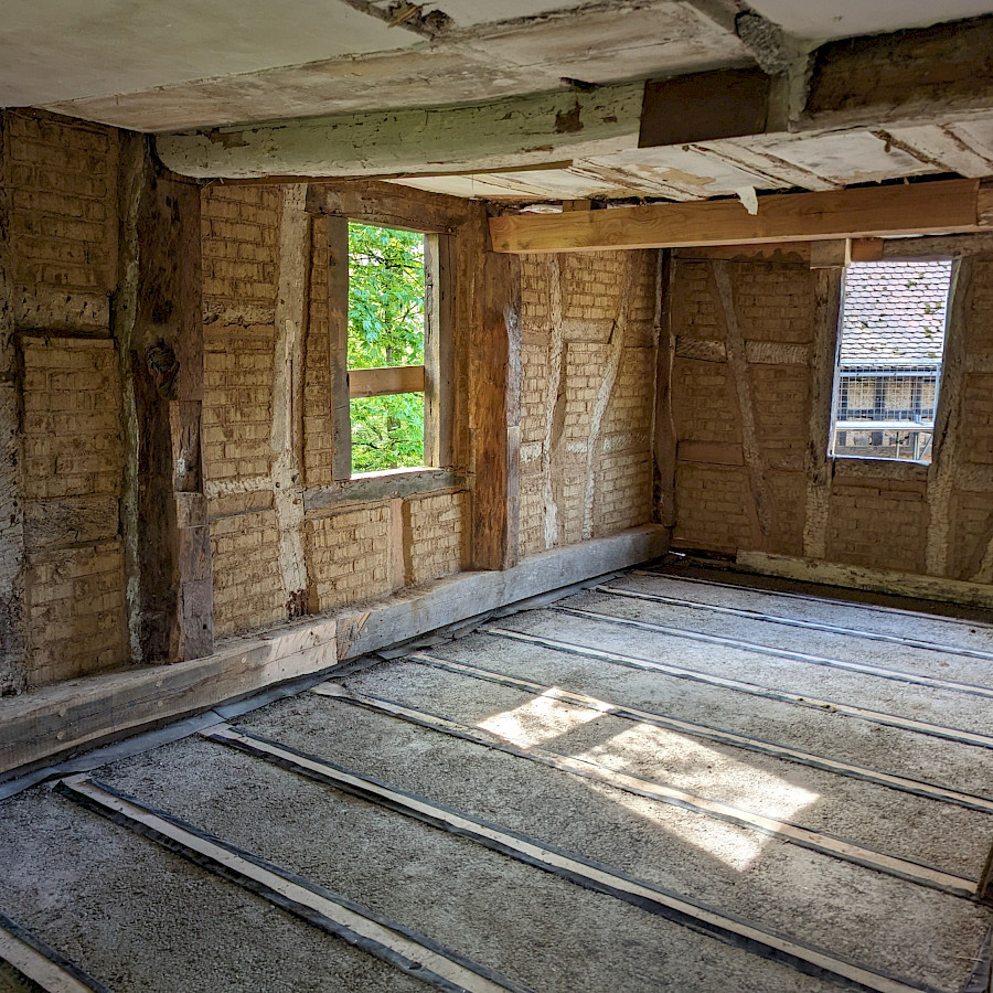Einblick in Obergeschoss des Haupthause mit neuem Boden und neu ausgemauerten Gefachen
