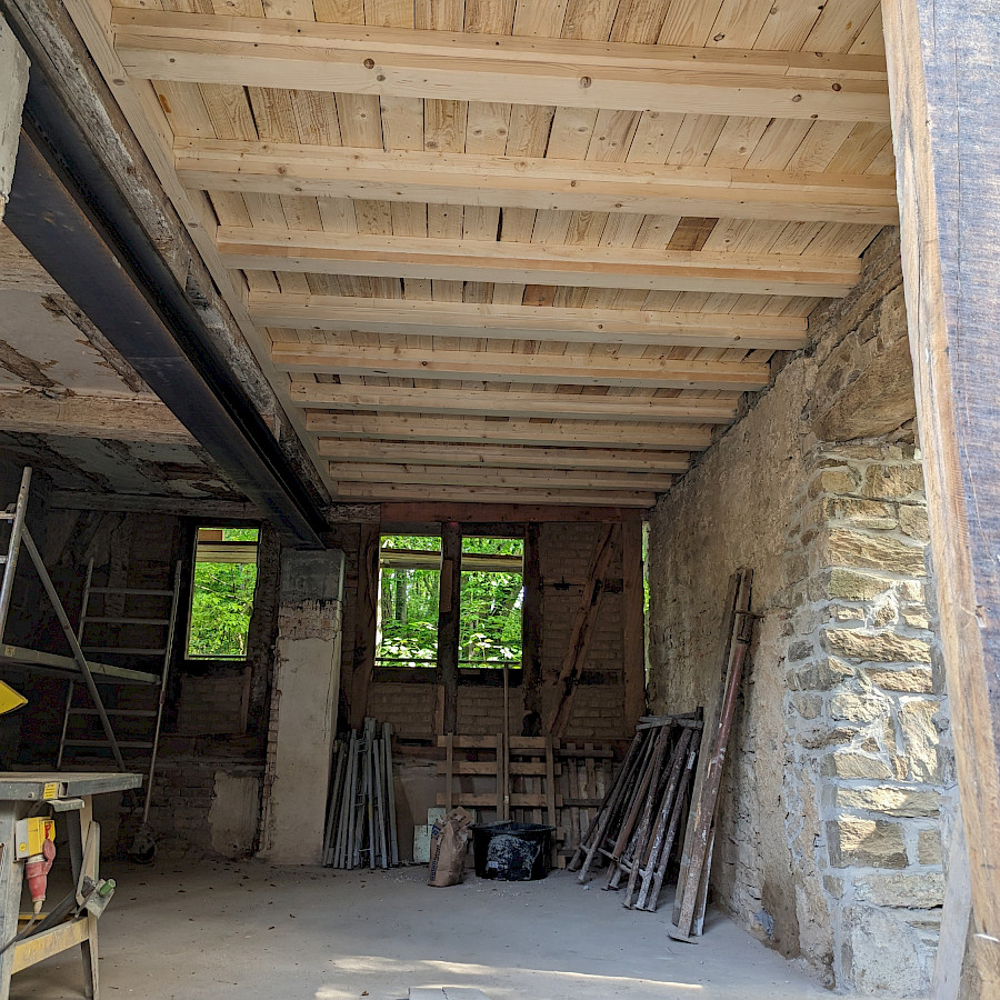 Einblick ins Erdgeschoss des Haupthauses mit neuer Holzdecke