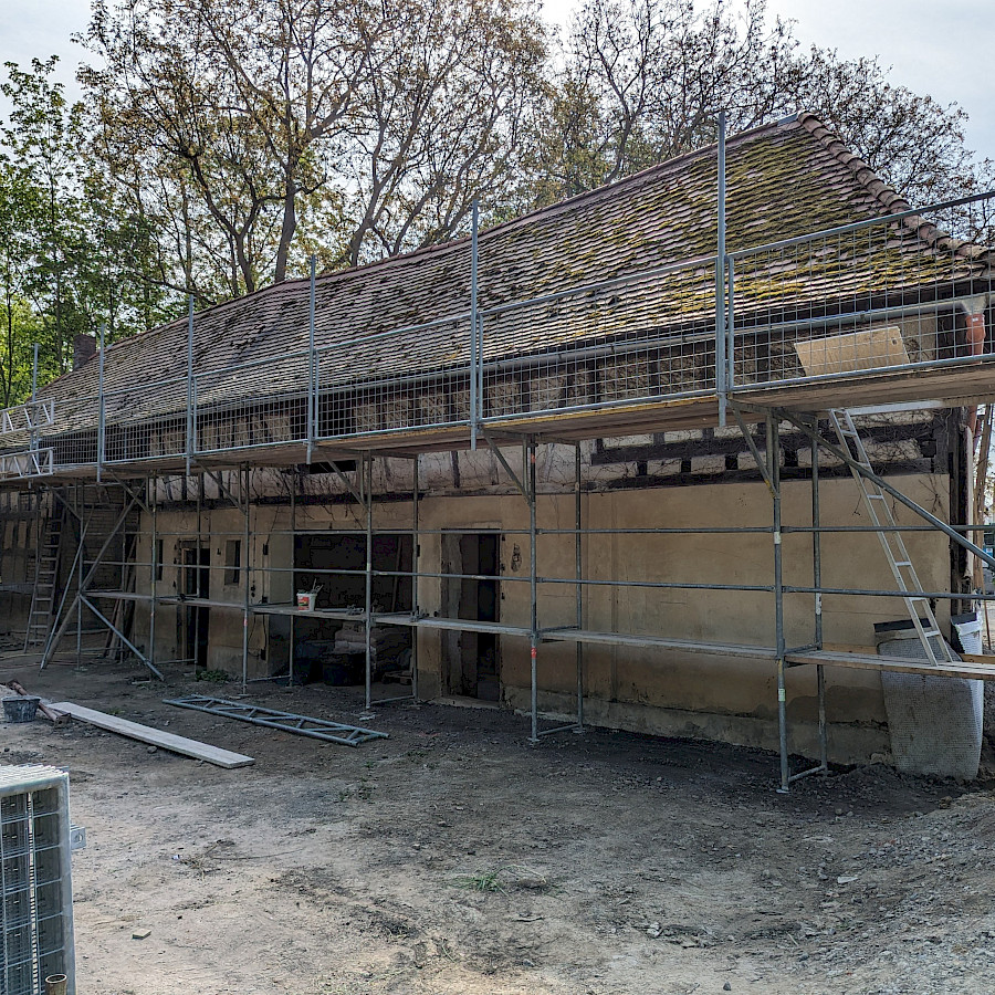 Ansicht des eingerüsteten Scheunenhauses