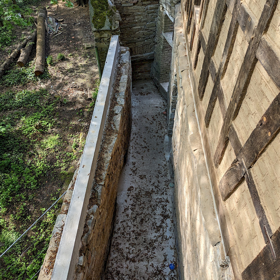 Sicht auf den Aushub für den Sanitärbereich im Untergeschoss des Haupthauses