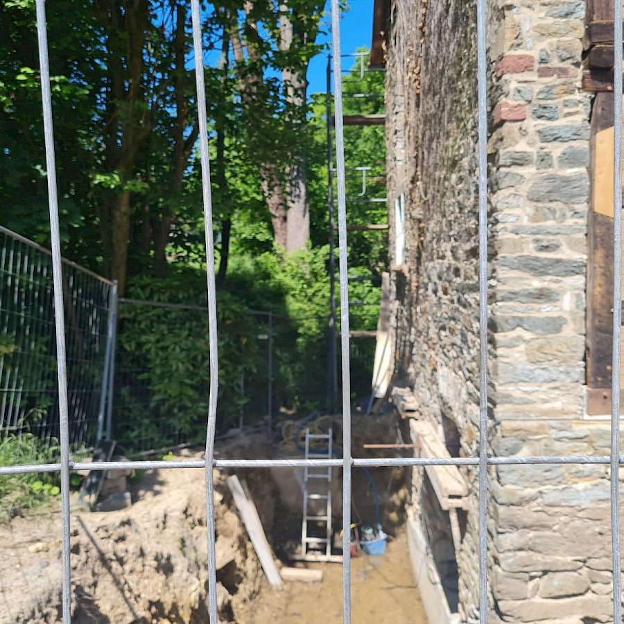 Blick auf die Baugrube am Treppenabgang des Gewölbekellers