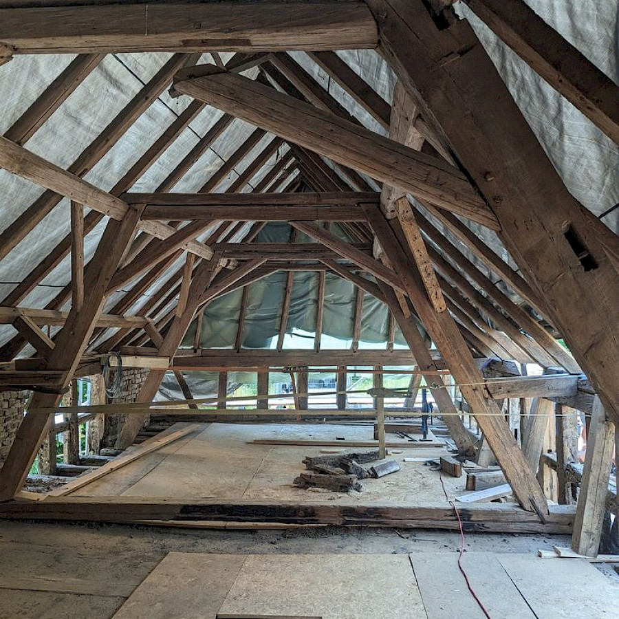 Blick auf den abgedeckten, mit einer Plane bedeckten Dachstuhl des Scheunenhauses