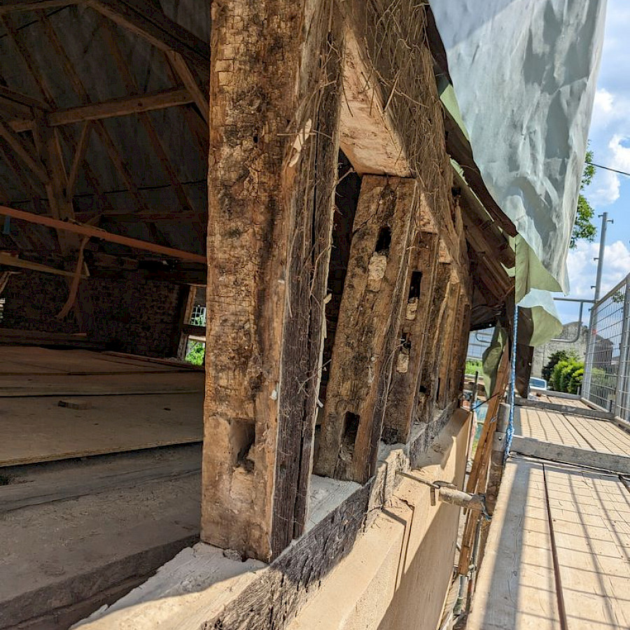 Freigelegtes Fachwerk und Dachstuhl im Obergeschoss des Scheunenhauses