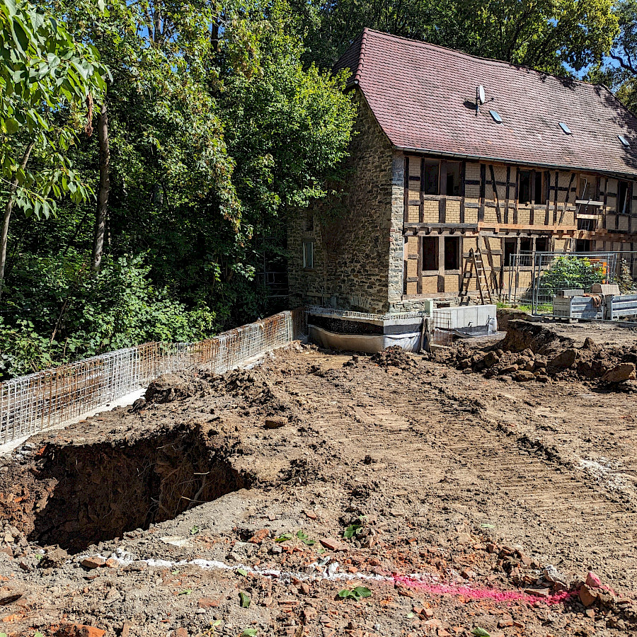 Ausgehobene Baugrube für Zwischenbau und Eckhaus, rechts im Bild das Haupthaus
