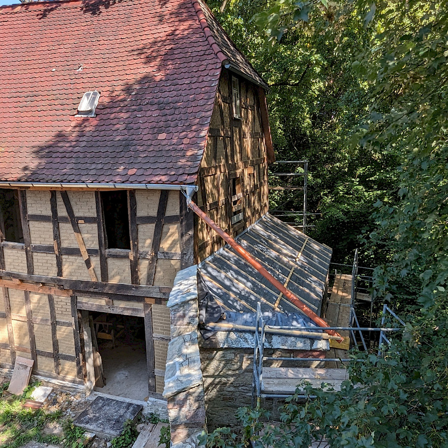 Blick auf das neue Dach über dem WC-Bereich des Haupthauses