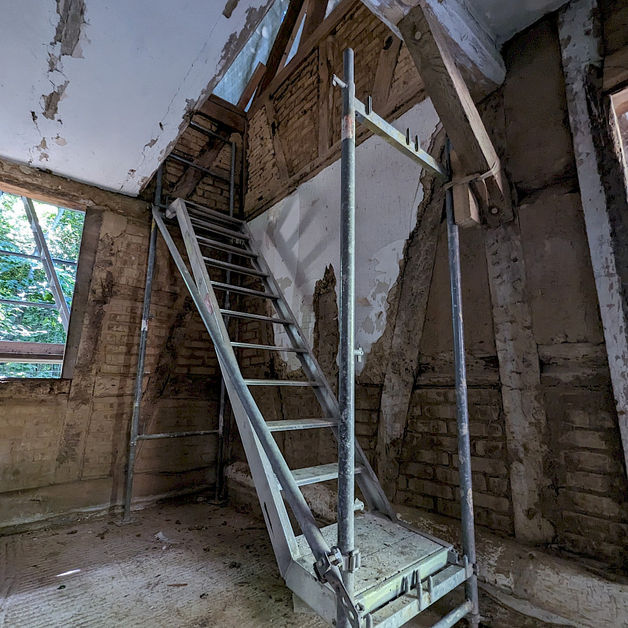 Gerüst im Obergeschoss des Scheunenhauses