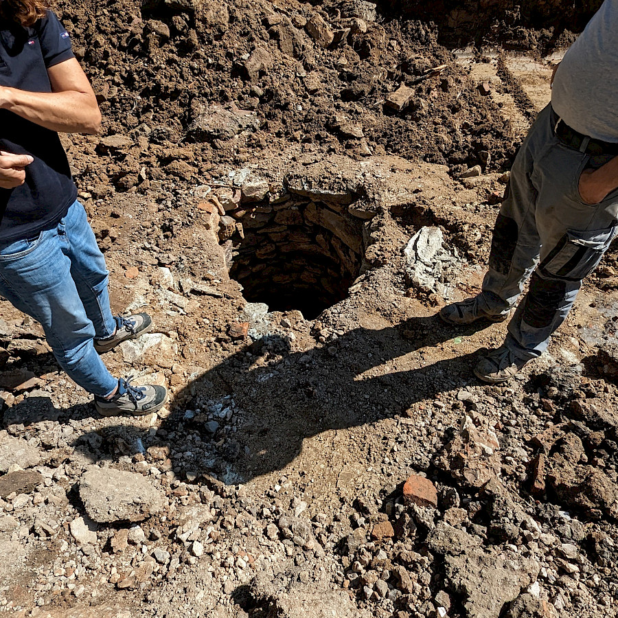 Historischer Brunnen, davor zwei Personen