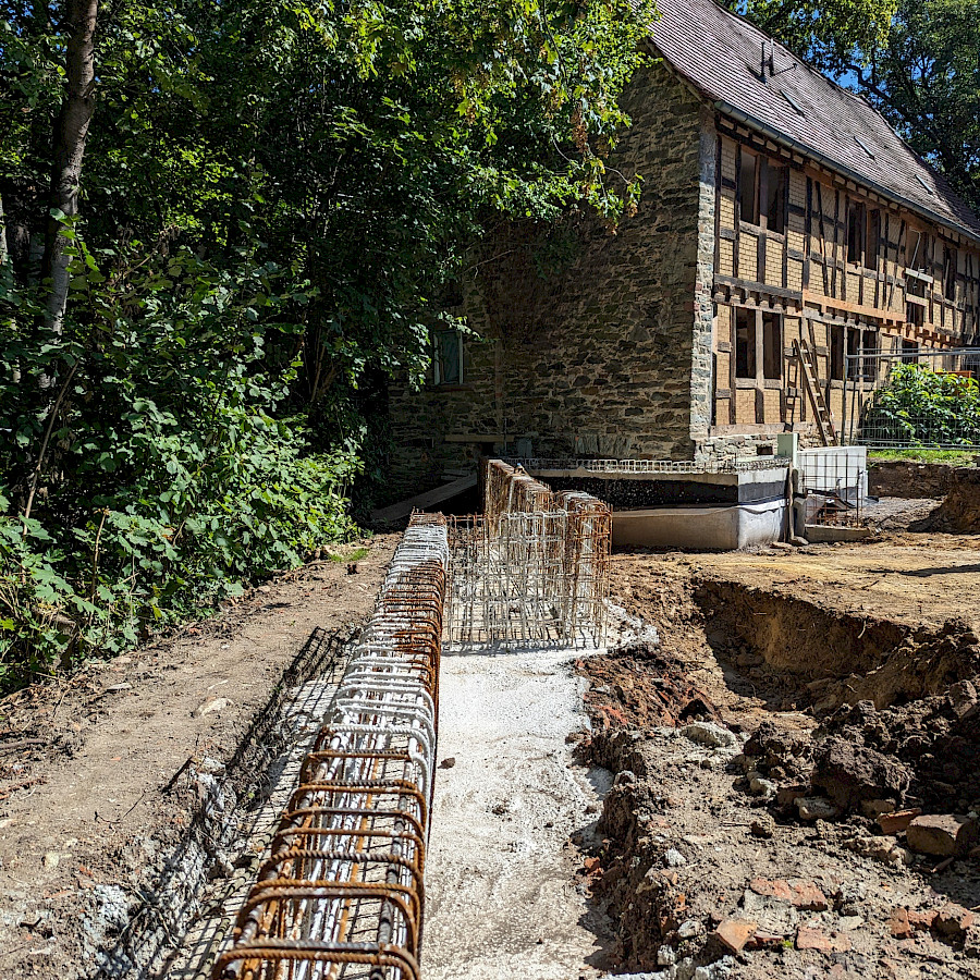 Rand der Baugrube für dem Zwischenbau am Haupthaus