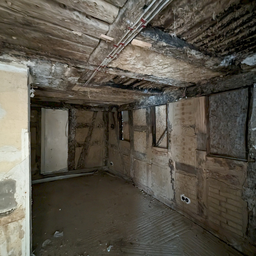 Unrenovierter Raum im Haupthaus