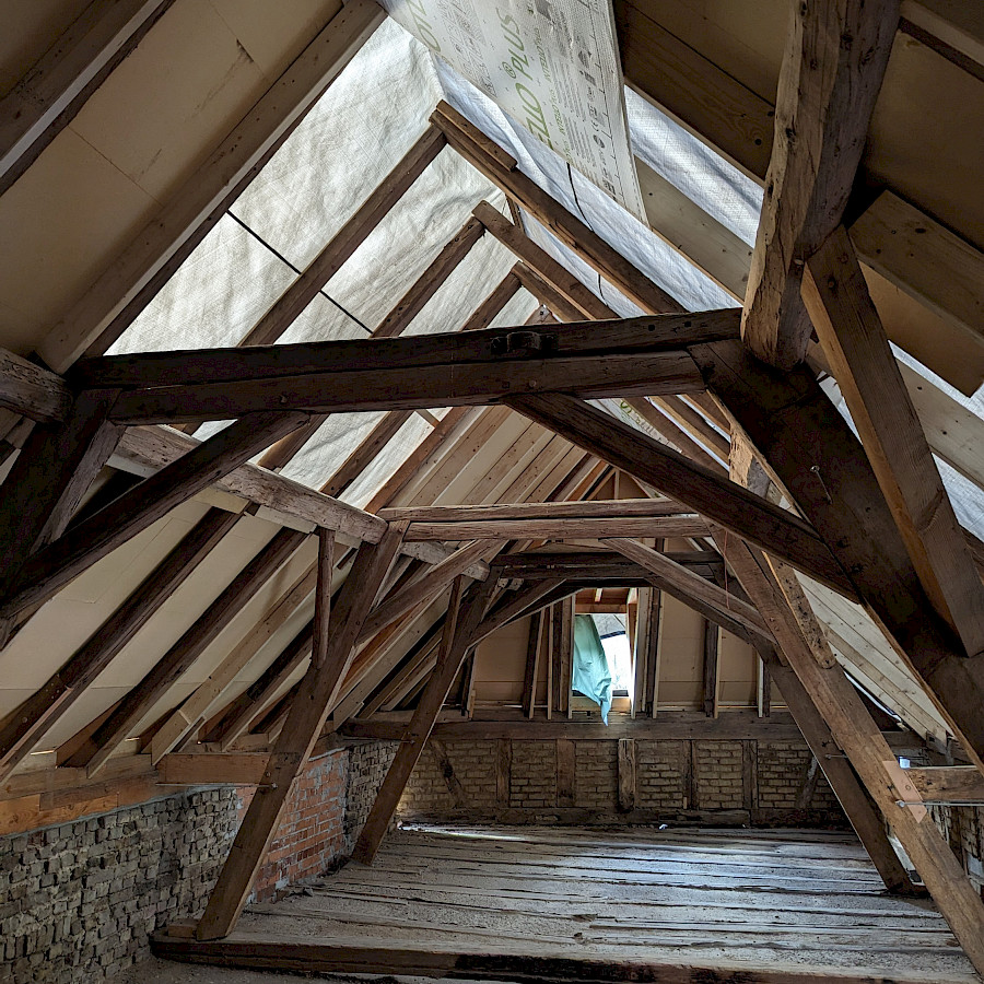 Sanierter Dachstuhl im Obergeschoss des Scheuengebäudes