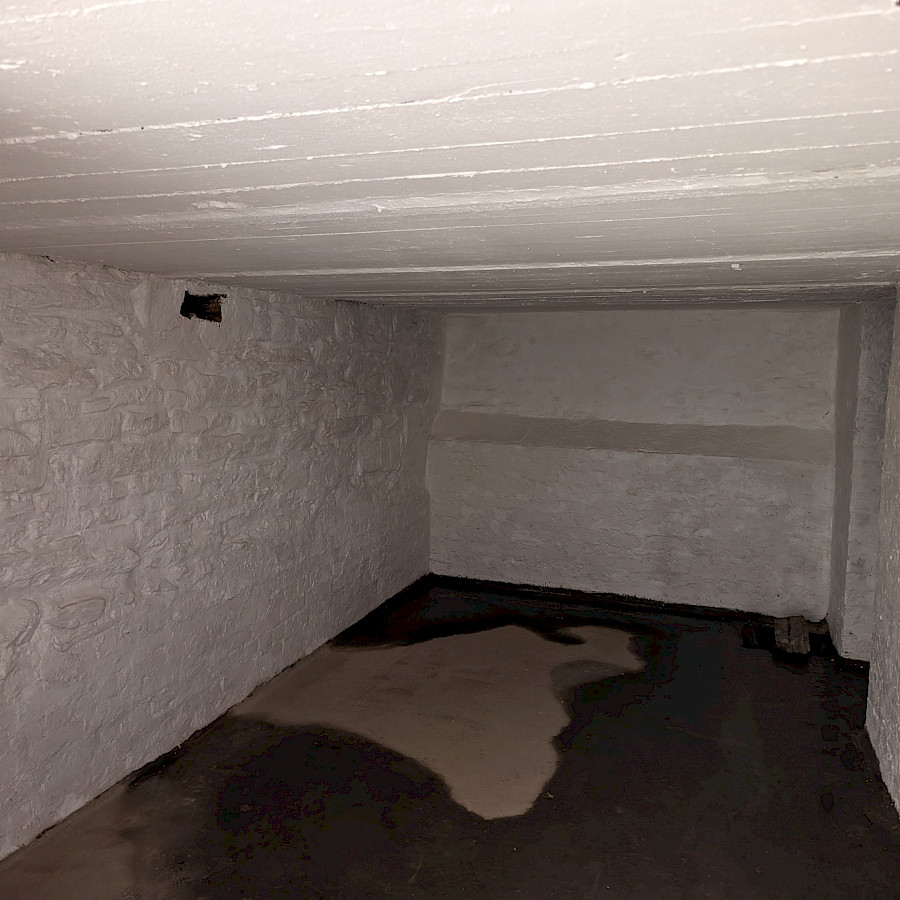 Weiß gestrichener Kellerraum