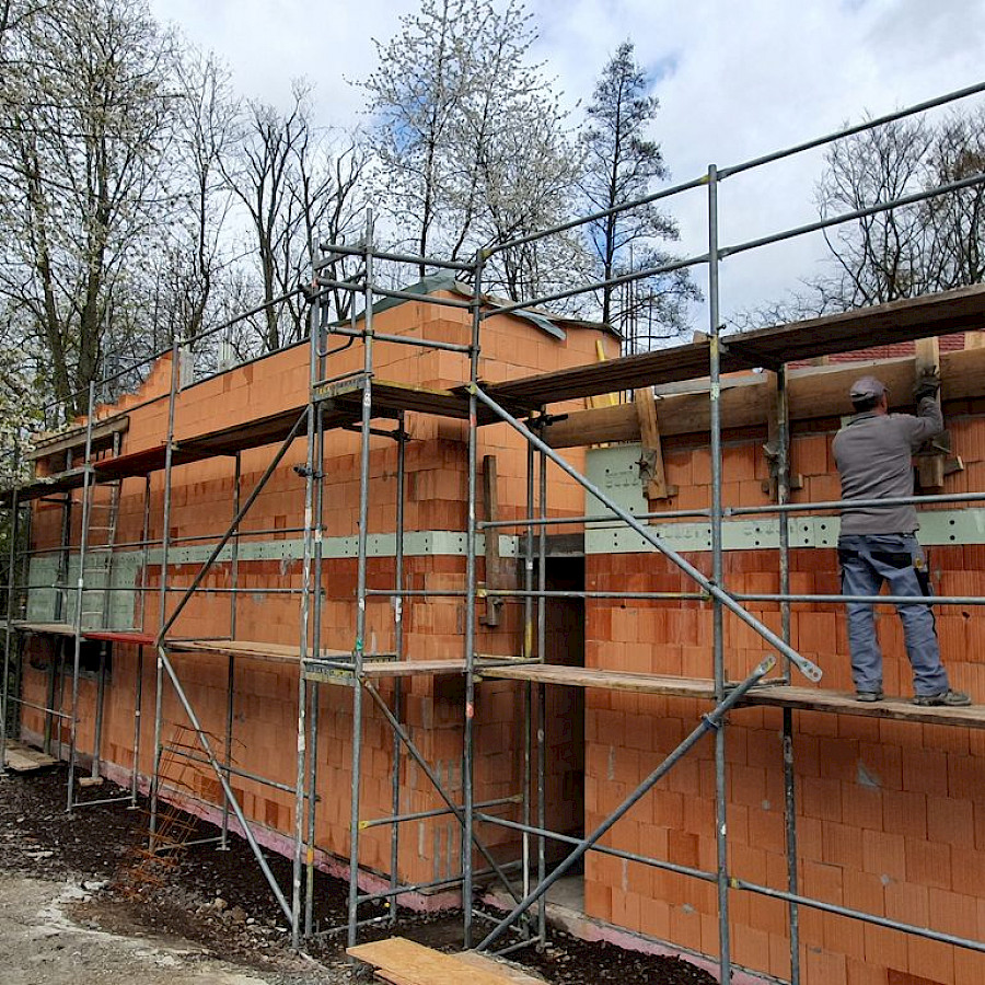 Blick von der Streuobstwiese auf den Rohbau der Erweiterungsgebäude