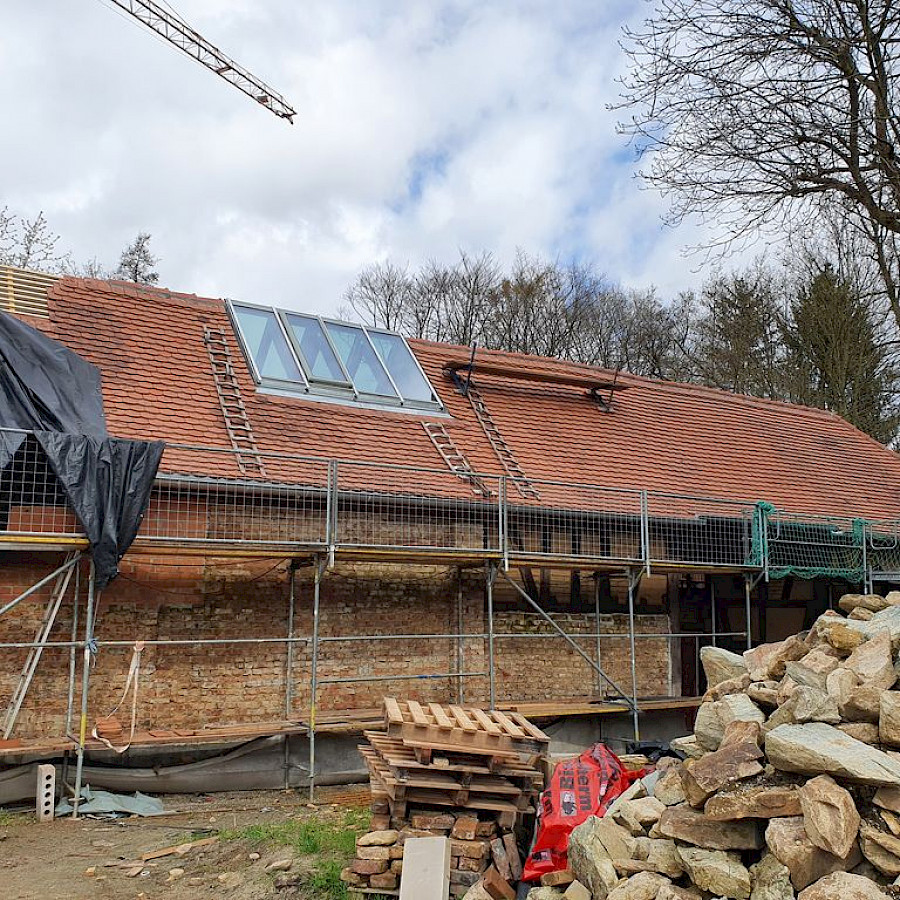 Ansicht des neu gedeckten Scheunenhauses mit großem Oberlicht