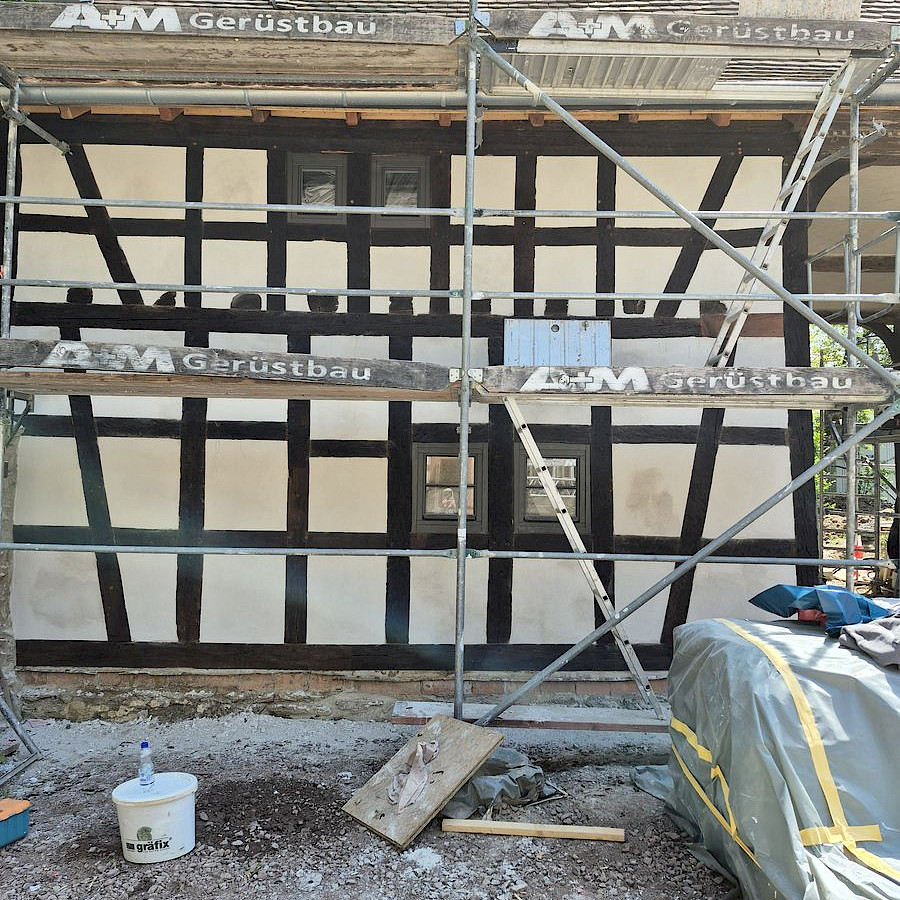 Torhaus mit neu verputztem Fachwerk