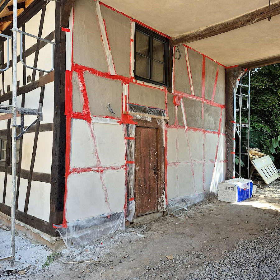 Tordurchgang mit fast fertig verputztem Fachwerk