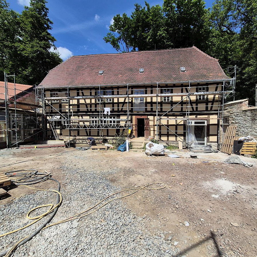 Blick über den Hof auf das Haupthaus mit Baugerüst
